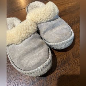 Uggs slippers size 6